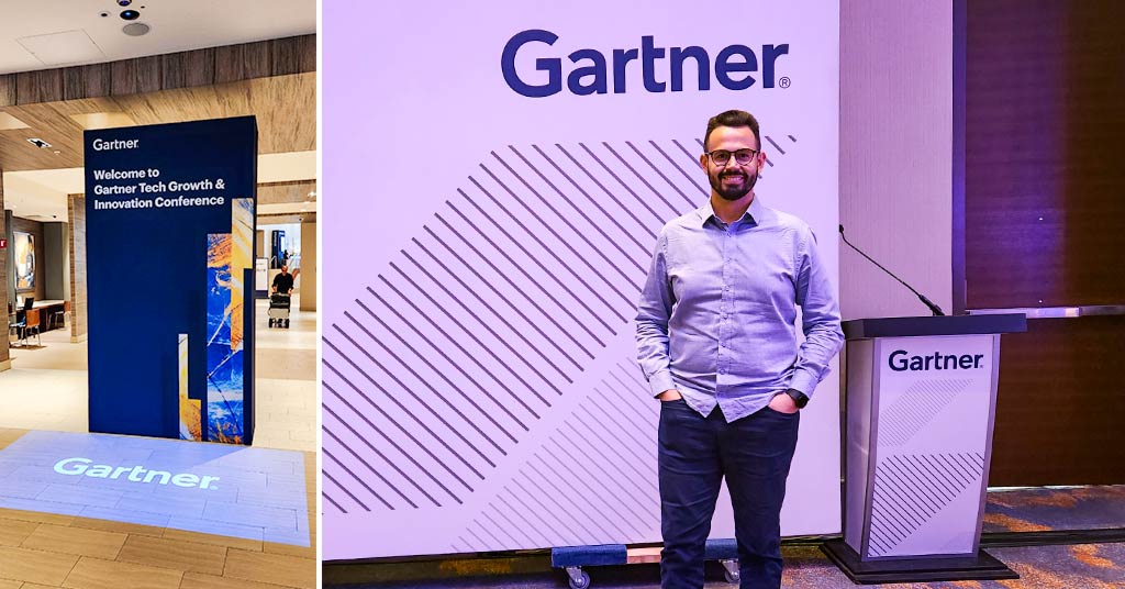 Entrada do Gartner Tech Growth & Innovation Conference 2023 à esquerda e à direita está Rafa Costa, gerente de inovação da Niteo, em frente ao banner do Gartner