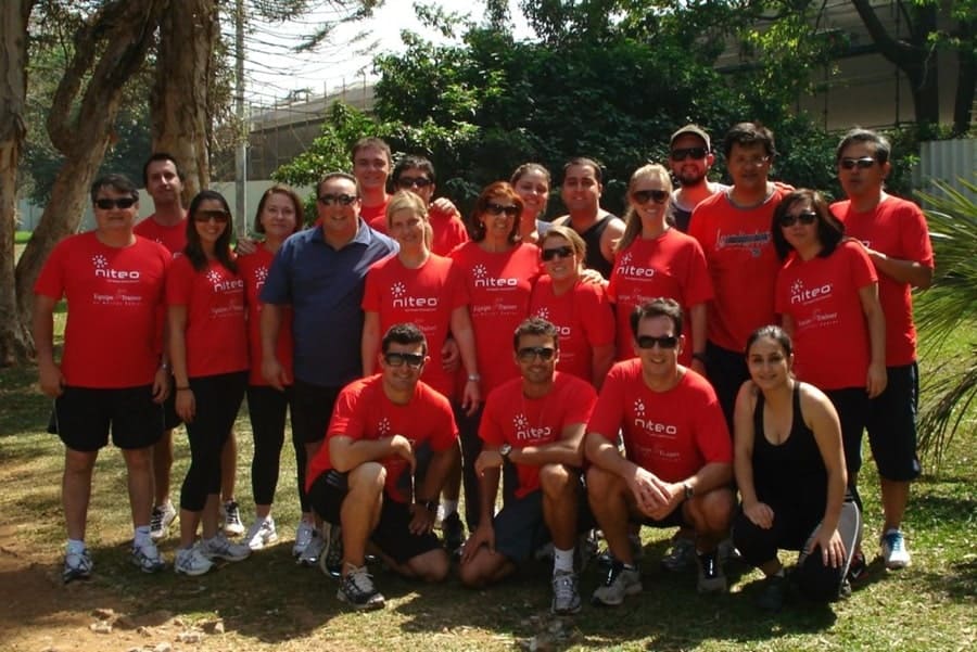 Foto do time Niteo participando do Niteo Running, com a camiseta vermelha da Niteo.