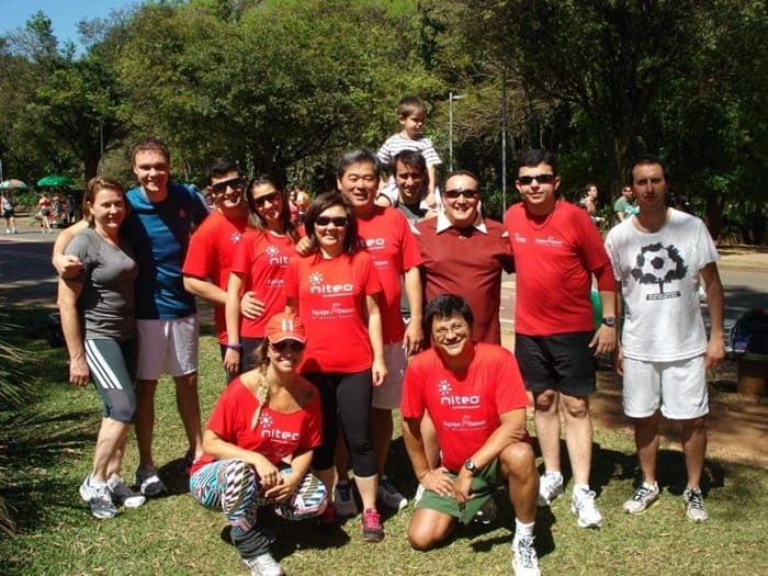 Foto de doze funcionários da Niteo Technologies, uniformizados, aproveitando a manhã de sábado no parque Ibirapuera para participar do Niteo Running.