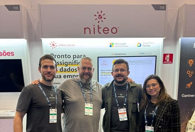 Equipe da Niteo em frente ao nosso estande na Conferência Gartner Data & Analytics 2024.