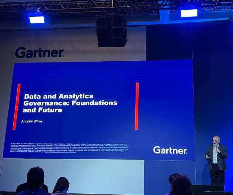 Foto da palestra de governança de dados na Conferência Gartner Data & Analytics 2024, com o primeiro slide da apresentação do especialista Andrew White.