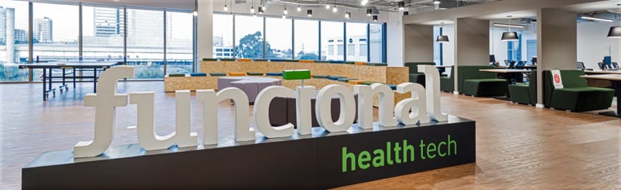 Escritório da Funcional Health Tech com a logo da empresa.