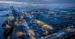 IA na cadeia de suprimentos: Uma visão aérea de um porto inteligente e armazém noturno, com uma rede global de dados conectando todos os processos de logística.